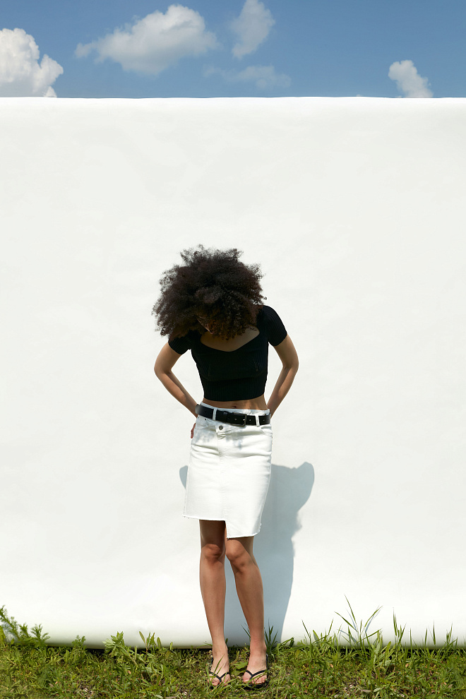 Джинсовая юбка мини с асимметричной застежкой