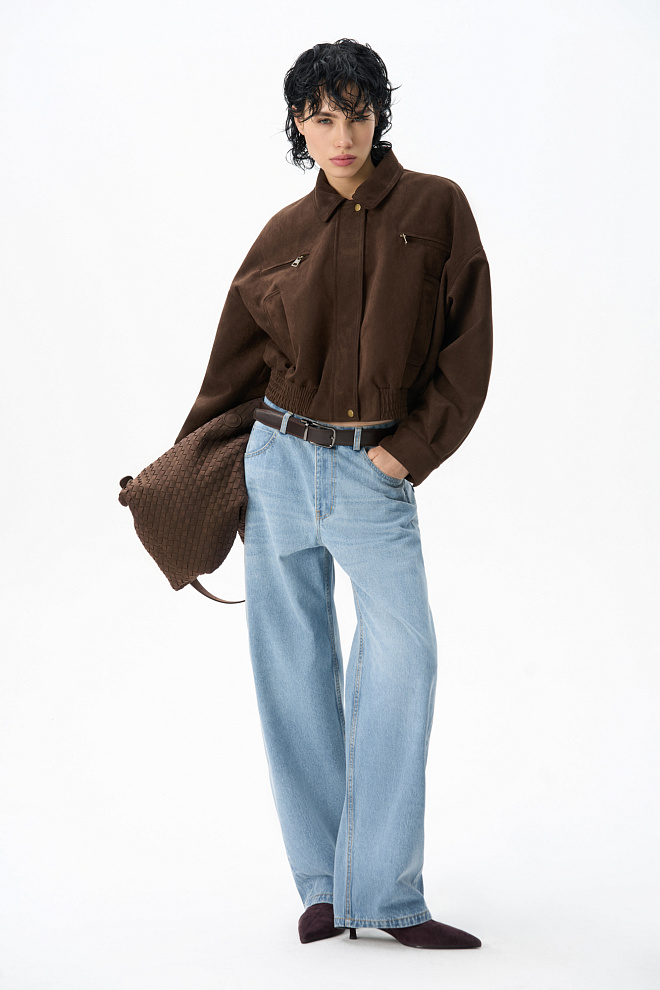 Бомбер из замши с отложным воротником