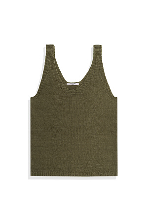 зеленый Трикотажный топ из 100% льна. Модель прямого кроя, на широких бретелях, с глубокой проймой и U-образным вырезом горловины. Края изделия выполнены в рубчик.