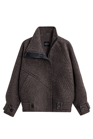 коричневый Шерстяной бомбер с воротником-стойкой. Модель свободного силуэта, с патами на пуговицах на манжетах и по низу изделия, застежка на молнию и магнитные пуговицы под планкой, декорированной экокожей. Бомбер выполнен на подкладке.
