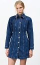 Джинсовое платье из 100% хлопка длины мини. Модель приталенного силуэта, с длинным рукавом реглан и отложным воротником. Застежка на пуговицы.