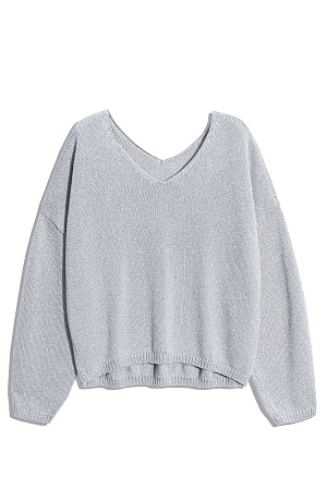 серебро Джемпер из вискозы с добавлением люрекса. Модель свободного силуэта, со спущенной линией плеч и V-образным вырезом. Манжеты рукавов и низ изделия выполнены в рубчик.&nbsp;&nbsp;