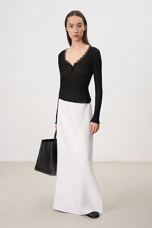 черный Трикотажный лонгслив из 100% хлопка. Модель с глубоким круглым вырезом, дополненым планкой на пуговицах. Изделие декорировано тонким кружевом.