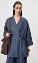 Кимоно из 100% льна. Модель свободного силуэта на завязках, с разрезами по бокам и карманами.