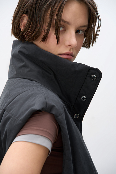 Жилет с воротником-стойкой