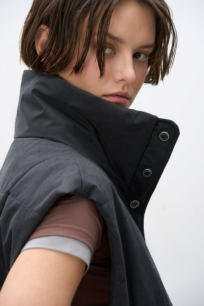 Жилет с воротником-стойкой