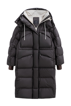 коричневый Объемный длинный пуховик. Модель с воротником-стойкой, капюшоном на кулиске и кнопках, большими нагрудными и боковыми карманами на молнии с клапанами и трикотажными манжетами в широкий рубчик. Застежка на молнию по всей длине под планкой на кнопках. Ворот изделия декорирован логотипом бренда.