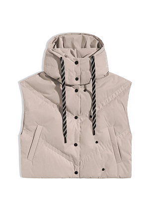бежевый Стеганый жилет на пуху с двойной отстрочкой. Модель с капюшоном и воротником-стойкой. Застежка на кнопки. Низ изделия выполнен на регулируемой кулиске.