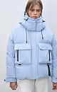 Пуховик с двумя нагрудными накладными карманами, воротником-стойкой и капюшоном. Застежка на молнию под планкой. Манжеты рукавов фиксируются липучкой. Низ изделия выполнен на регулируемой кулиске. 