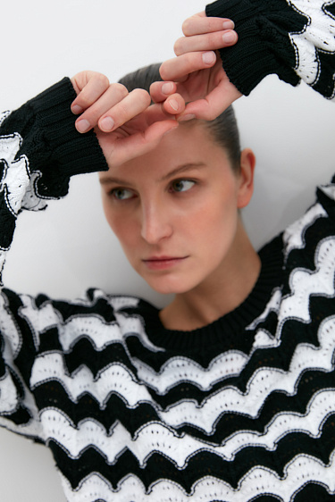 Трикотажный джемпер с волнистым узором