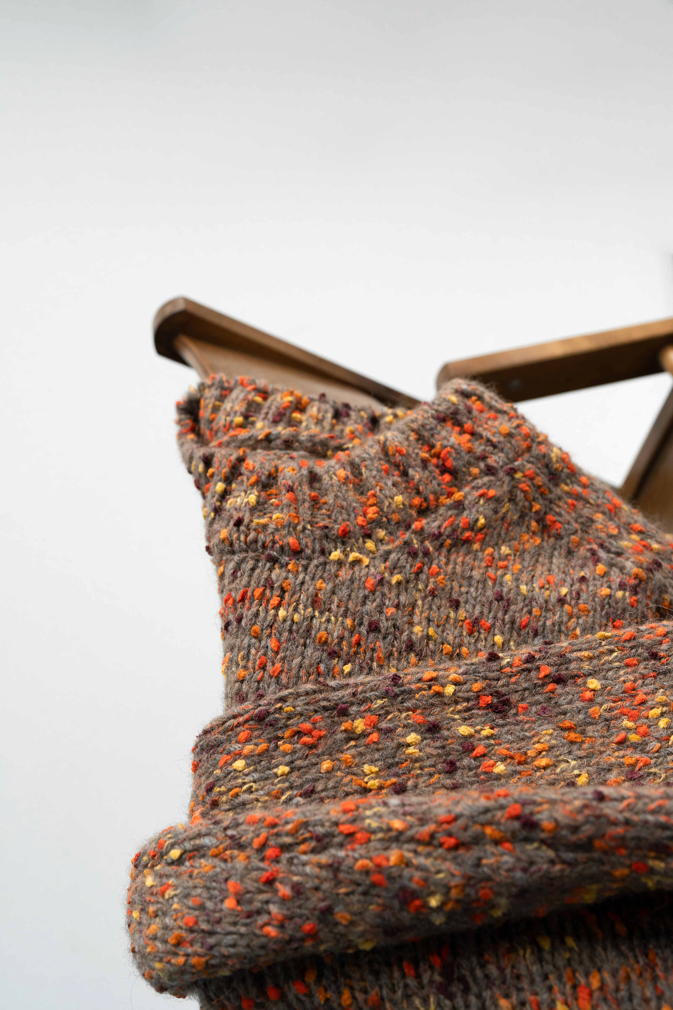 Буклированный джемпер из шерсти альпака. Модель свободного силуэта с рукавом-погон и круглым воротником. Низ изделия, манжеты рукавов и воротник выполнены в широкий рубчик.