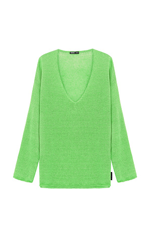 зеленый Трикотажный джемпер из 100% льна. Модель свободного силуэта с длинным рукавом и с V-образным вырезом горловины. Изделие декорировано брендированным ярлыком сбоку и валиками по низу.