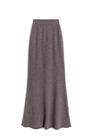 коричневый Трикотажная юбка длины макси из пуха лисы. Модель А-силуэта, с эластичным поясом на резинке и валиком по низу подола. Дополнить образ можно джемпером в таком же стиле.