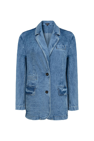 синий Джинсовый жакет из 100% хлопка. Модель прямого силуэта с английским воротником, прорезными карманами с карманами по бокам и на груди. Застежка на две пуговицы.