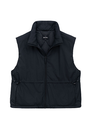 черный Жилет на пуху с регулируемой кулиской на талии. Модель свободного силуэта с воротником-стойкой и застежкой на молнию.