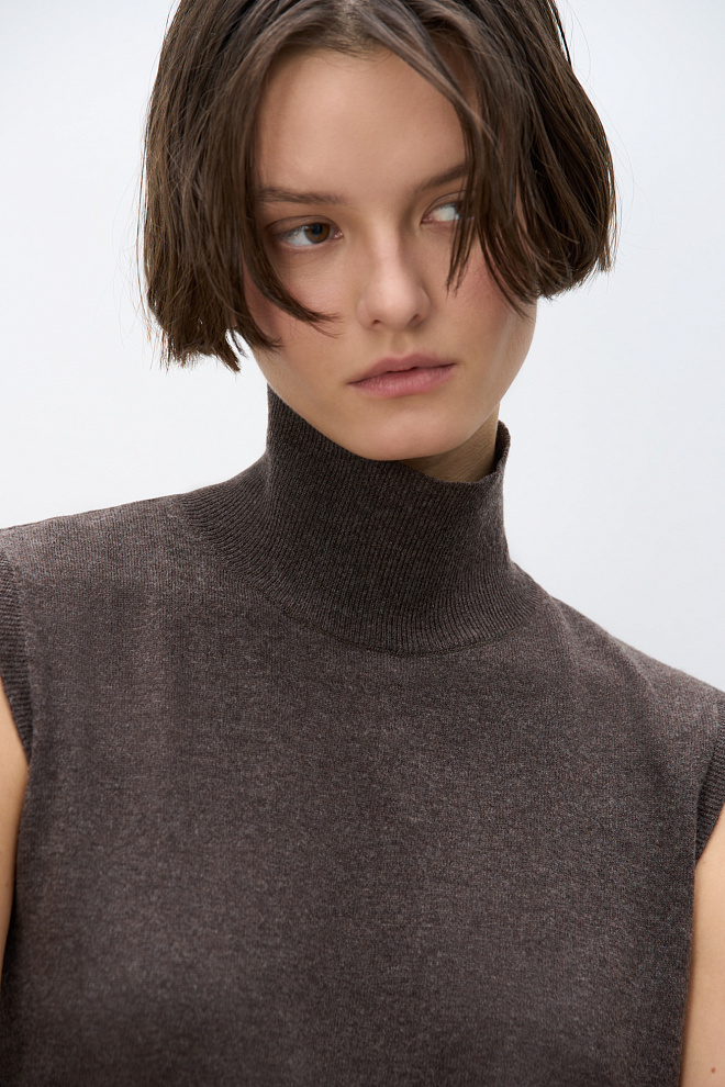 Трикотажный жилет с высоким воротом