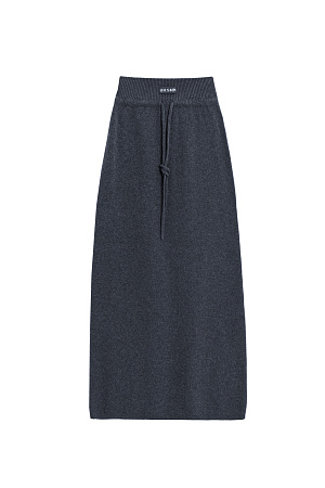 графит Трикотажная юбка длины макси из кашемира и шерсти. Модель по фигуре, с широким эластичным поясом в рубчик, дополненным кулиской и двумя накладными карманами сзади. Модель декорировано вывязанным логотипом
