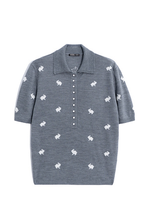 серый Трикотажная футболка из шерсти. Модель свободного кроя с воротником поло и застежкой на маленькие пуговицы на планке. Изделие декорировано жаккардом в виде зайчиков.