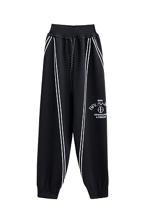 черный Трикотажные джоггеры из вискозы. Модель свободного силуэта, с широким эластичным поясом на кулиске, боковыми и задними карманами. Изделие декорировано брендированным жаккардом и лампасами контрастного цвета.
