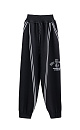 Трикотажные джоггеры из вискозы. Модель свободного силуэта, с широким эластичным поясом на кулиске, боковыми и задними карманами. Изделие декорировано брендированным жаккардом и лампасами контрастного цвета.