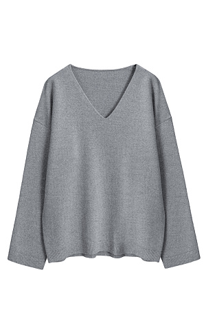 серый Трикотажный джемпер из шерсти с добавлением кашемира. Модель свободного силуэта со спущенной линией плеч и V-образным вырезом горловины. Манжеты рукавов и низ изделия выполнены в рубчик.