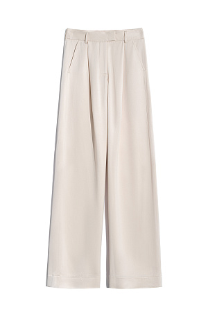 молочный Атласные брюки из 100% вискозы. Модель прямого кроя со шлевками на поясе для ремня, карманами и застежкой на молнию, брючный крючок и пуговицу.