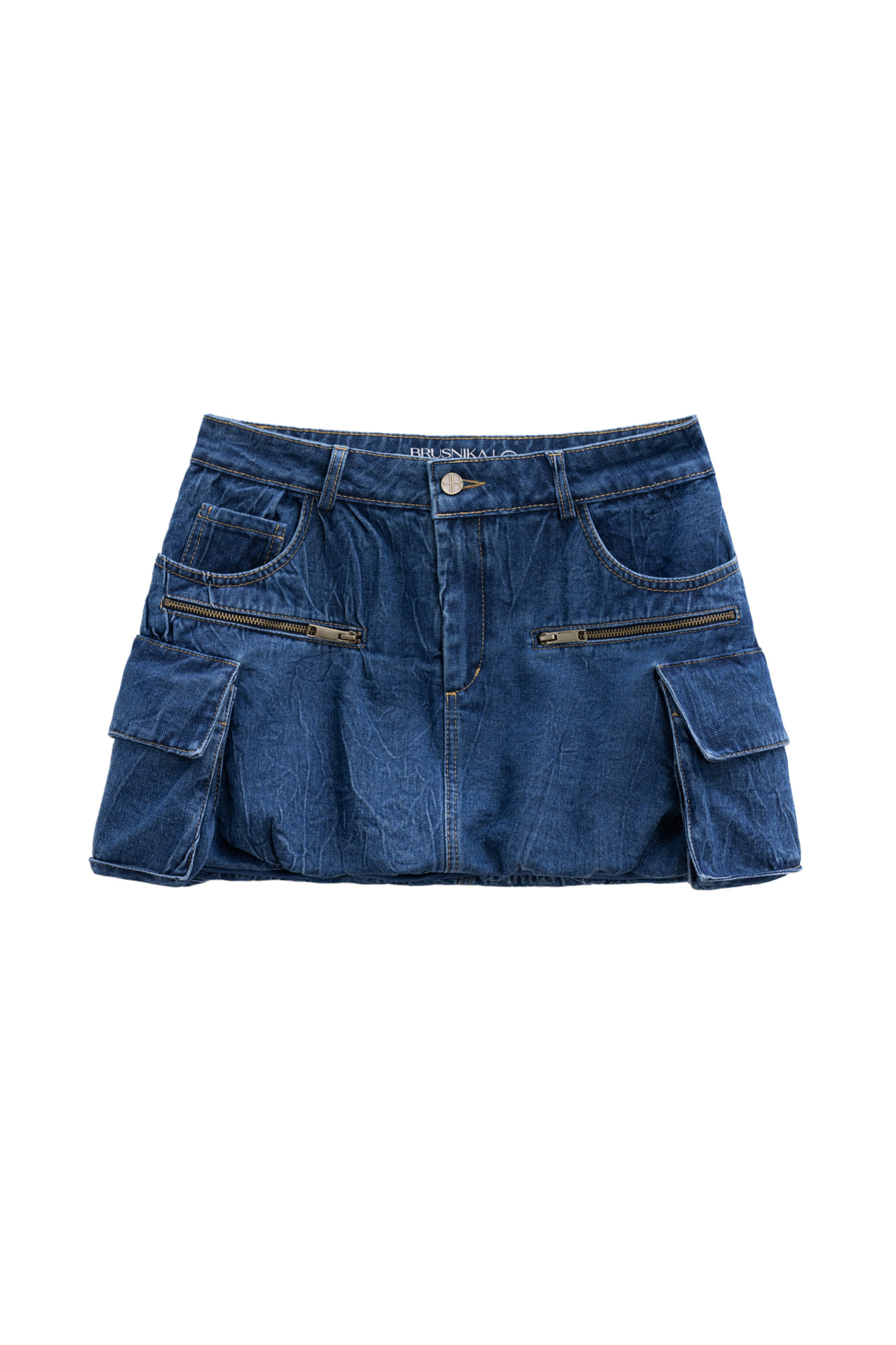 Джинсовая мини-юбка баллон из 100% хлопка. Модель с большими накладными карманами с клапанами по бокам, врезными карманами, шлевками на поясе для ремня и застежкой на молнию и пуговицу.