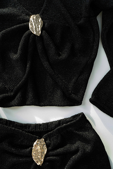 Топ с люрексом и декоративным элементом