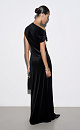 Вечернее платье длины макси из бархатной вискозы. Модель асимметричного кроя с одним коротким рукавом и перемычкой на плече. Изделие декорировано драпировкой.