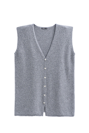серый Трикотажный жилет из шерсти и пуха лисы. Модель удлиненного силуэта с V-образным вырезом горловины и застежкой на пуговицы-сердечки. 