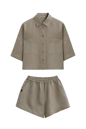 хаки Комплект из 100% льна. Укороченная рубашка с отложным воротником, накладными карманами и спущенной линией плеч. Короткие шорты прямого кроя с боковыми карманами и эластичным поясом на резинке.