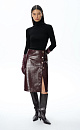 Юбка длины миди из фактурной экокожи. Модель прямого кроя с высоким разрезом сбоку. Застежка на крупные пуговицы.