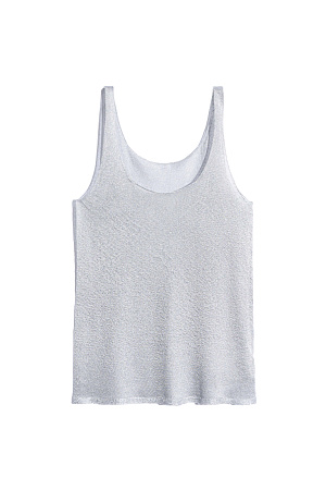серебро Полупрозрачная цельновязаная майка из вискозы с добавлением люрекса. Модель свободного силуэта на тонких бретельках и глубоким вырезом декольте.