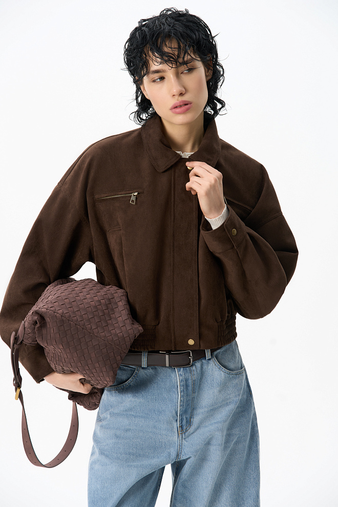 Бомбер из замши с отложным воротником