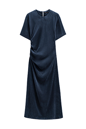 синий Платье длины миди из купры. Модель свободного кроя, с круглым вырезом горловины, спущенной линией плеч, короткими рукавами и драпировкой на талии сбоку. Застежка на пуговицу сзади.