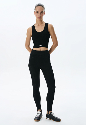 черный Трикотажные спортивные легинсы из вискозы. Модель с широким эластичным поясом и штрипками.