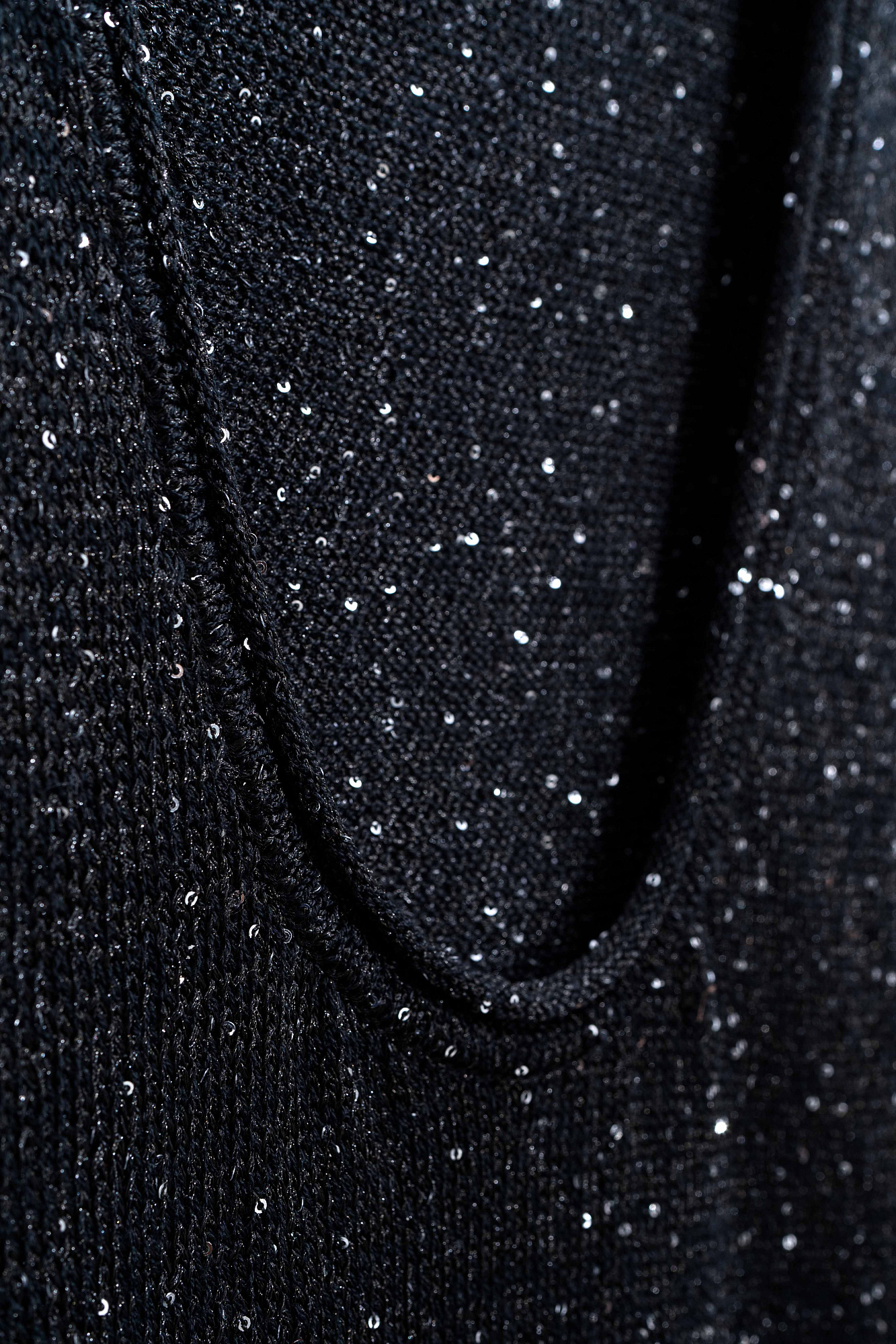 Трикотажное платье длины макси из хлопка с пайетками. Модель приталенного силуэта с длинными рукавами и открытой спиной. Манжеты рукавов и подол декорированы валиками.