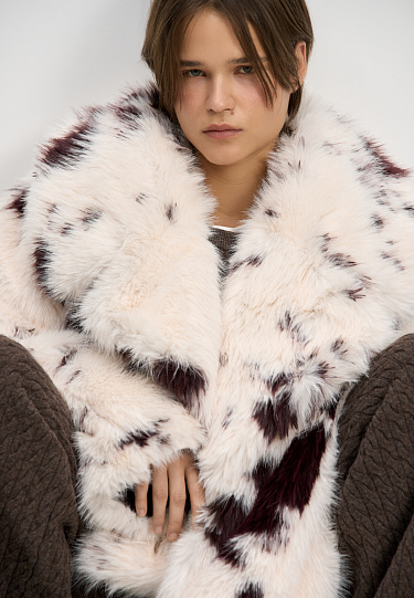 Шуба из экомеха с анималистичным принтом