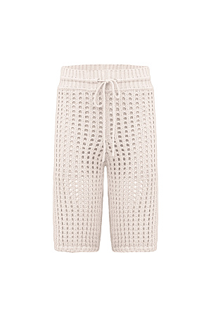 бежевый Шорты из 100% хлопка в сетку с поясом из эластичной ленты в рубчик на кулиске. Дополнить ображ можно рубашкой в таком же стиле.