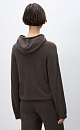 Трикотажное худи из смесовой шерсти со спущенным плечом. Модель свободного силуэта с боковыми карманами и капюшоном на кулиске.