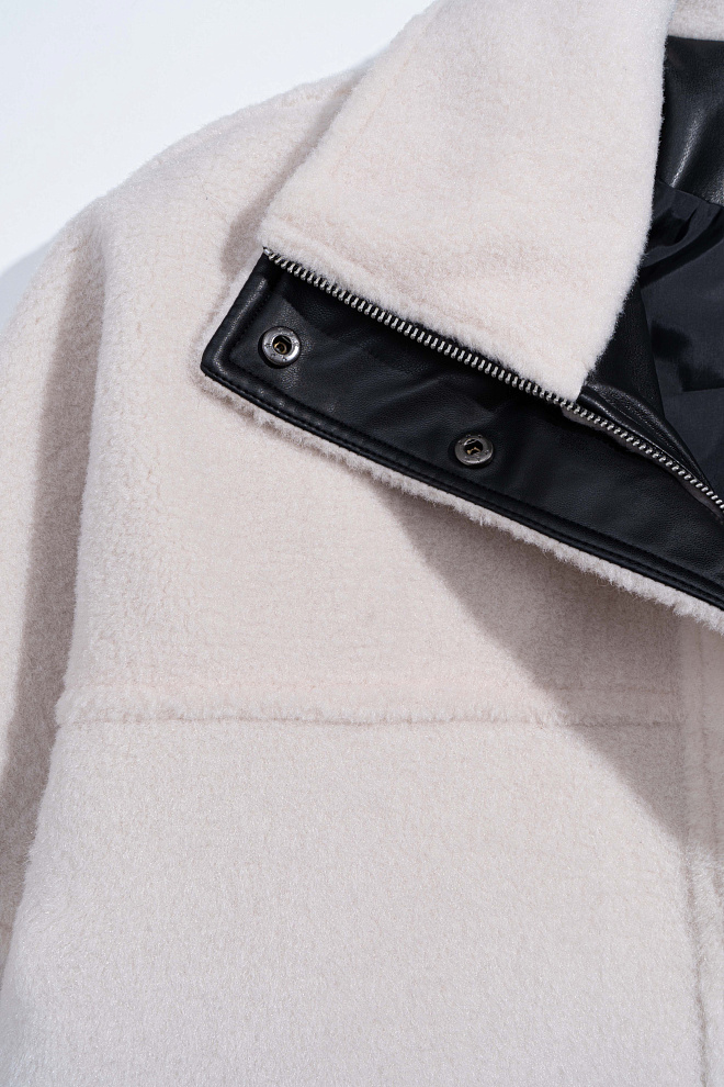 Шуба из экомеха с воротником-стойкой