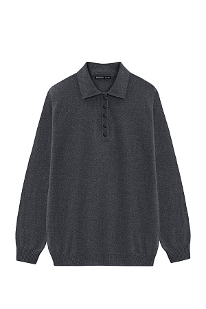 графит Трикотажный джемпер из кашемира и шерсти. Модель прямого силуэта со спущенной линией плеча и воротником поло на пуговицах. Манжеты рукавов и низ изделия выполнен в рубчик.